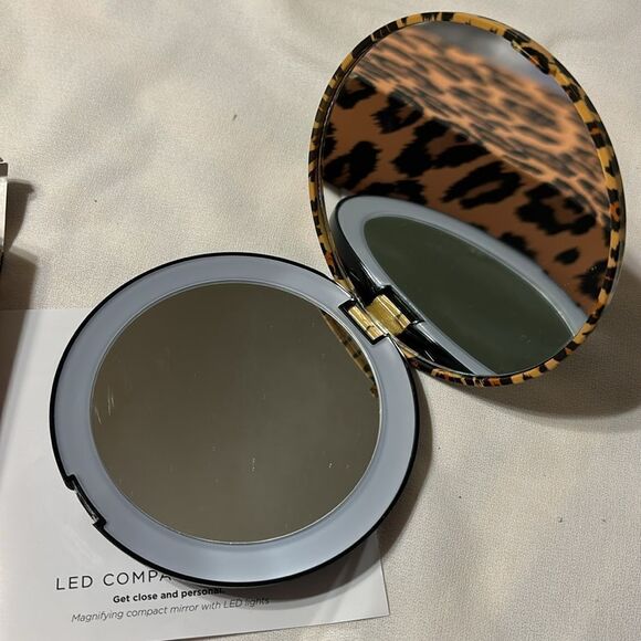 Pop Sonic Leopard Compact Mirror with 1X & 5X magnifier.  FIRM PRICE - Picture 4 of 8